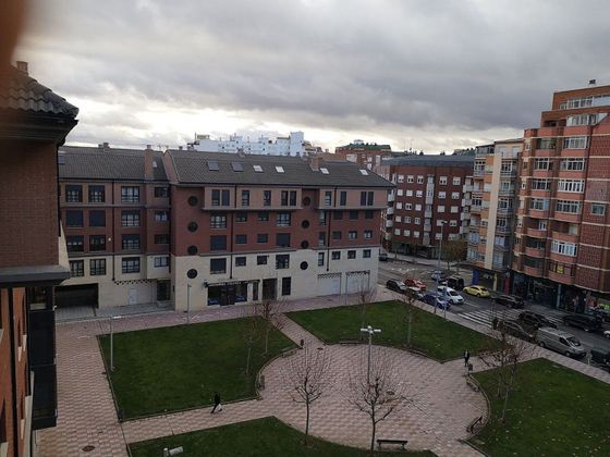 Foto 2 de Venta de dúplex en calle Francisco Molleda León de 3 habitaciones con terraza y garaje