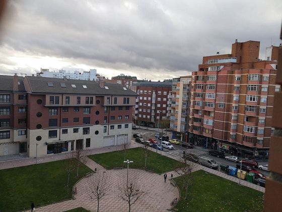 Foto 1 de Venta de dúplex en calle Francisco Molleda León de 3 habitaciones con terraza y garaje
