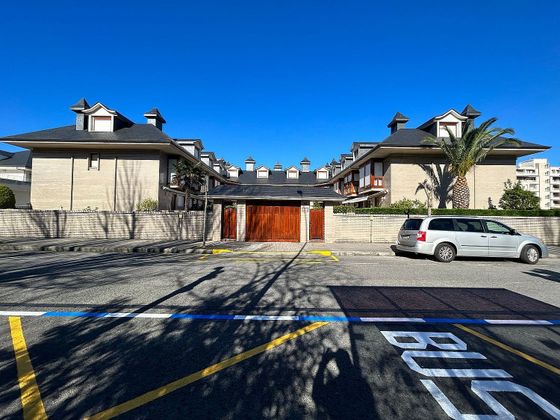 Foto 1 de Casa adossada en venda a Laredo de 5 habitacions amb terrassa i garatge