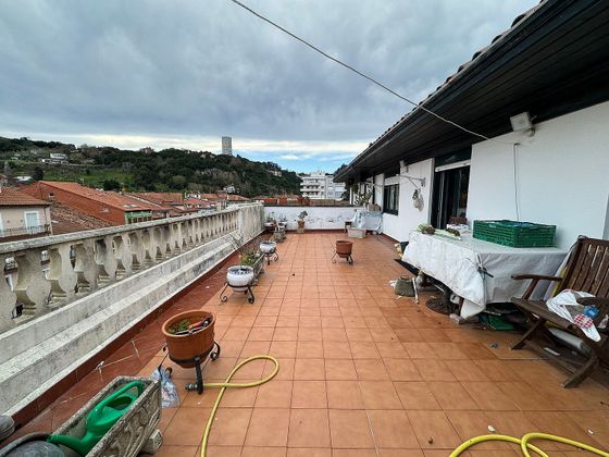 Foto 1 de Àtic en lloguer a calle Menéndez Pelayo de 5 habitacions amb terrassa i mobles