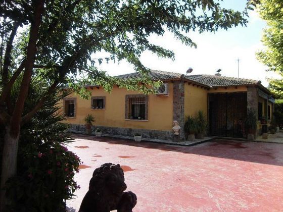 Foto 2 de Venta de casa en Miguelturra de 4 habitaciones con terraza y piscina