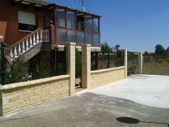 Foto 2 de Venta de casa en Sariegos de 4 habitaciones con terraza y piscina