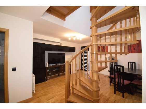 Foto 1 de Dúplex en venda a Villaquilambre de 2 habitacions amb garatge i balcó
