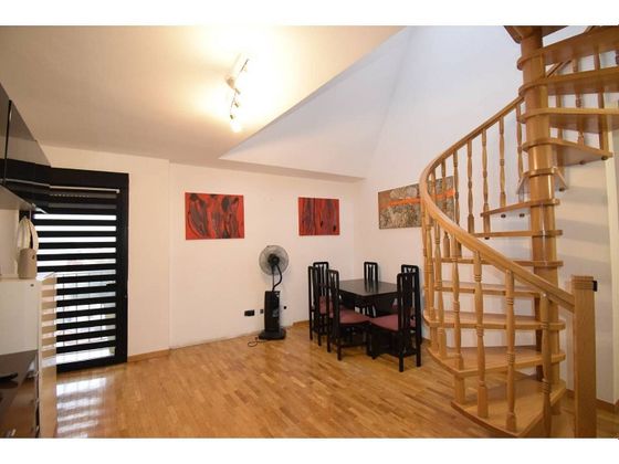 Foto 2 de Dúplex en venda a Villaquilambre de 2 habitacions amb garatge i balcó