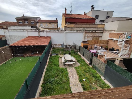 Foto 2 de Casa en venda a calle San Isidro de 5 habitacions amb terrassa i garatge