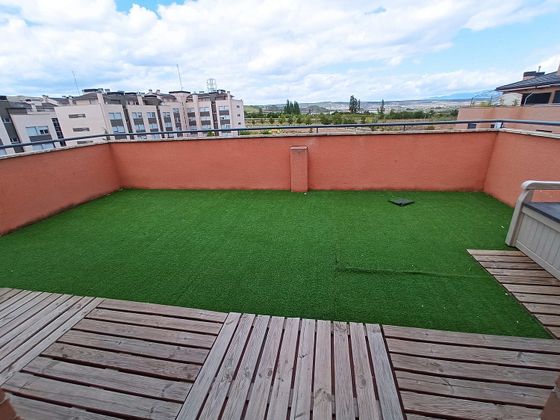 Foto 1 de Dúplex en venda a Lardero de 3 habitacions amb terrassa i piscina
