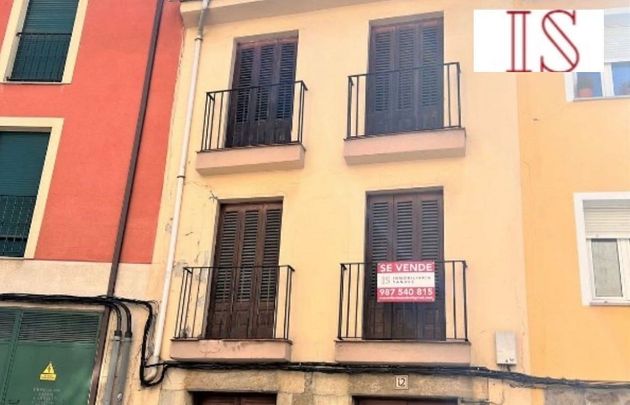 Foto 1 de Casa en venda a calle Nuevo de 8 habitacions amb terrassa i balcó