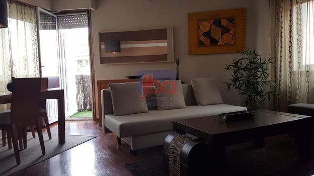 Foto 2 de Piso en venta en San Francisco de 2 habitaciones con muebles y balcón
