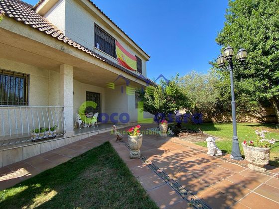 Foto 2 de Chalet en venta en Villamayor de 4 habitaciones con terraza y piscina