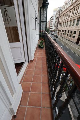 Foto 1 de Venta de piso en Barrio de Abando de 4 habitaciones con balcón y calefacción