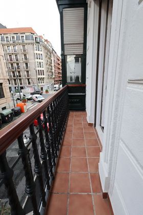 Foto 2 de Venta de piso en Barrio de Abando de 4 habitaciones con balcón y calefacción
