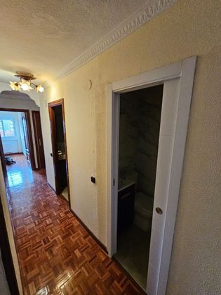 Foto 2 de Piso en alquiler en Valdeacederas de 3 habitaciones con muebles y balcón