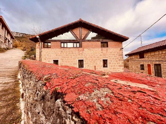 Foto 2 de Casa adossada en venda a Valle de Sedano de 4 habitacions amb terrassa i calefacció