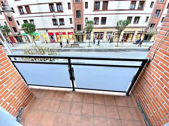 Foto 2 de Pis en lloguer a San Pedro de Deusto-La Ribera de 3 habitacions amb mobles i balcó