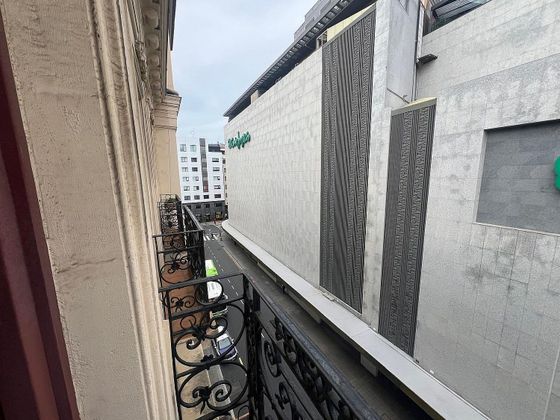Foto 1 de Pis en venda a Barrio de Abando de 3 habitacions amb balcó i calefacció