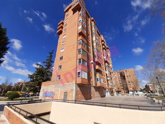 Foto 2 de Piso en venta en plaza Antonio de Pereda de 3 habitaciones con terraza y garaje