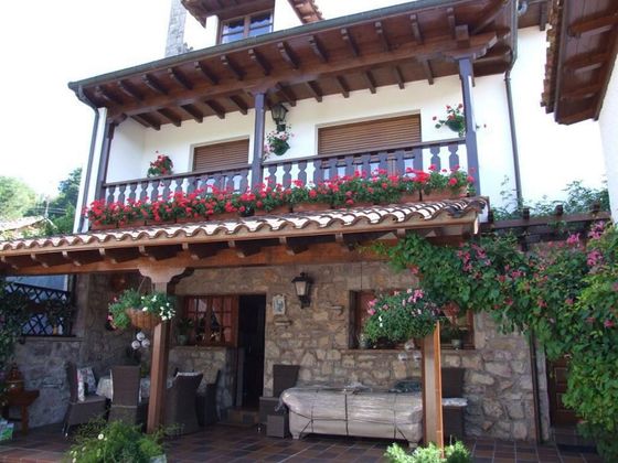 Foto 1 de Venta de chalet en Cangas de Onís de 4 habitaciones con terraza y piscina
