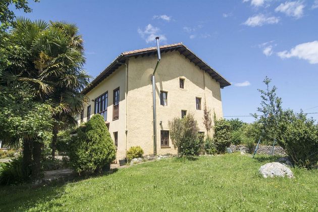 Foto 2 de Casa en venda a Celorio-Poó-Parres de 7 habitacions amb garatge i jardí