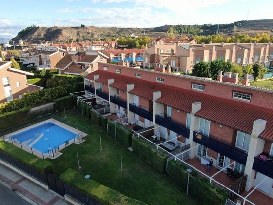 Foto 2 de Casa adossada en venda a Villamediana de Iregua de 4 habitacions amb terrassa i piscina