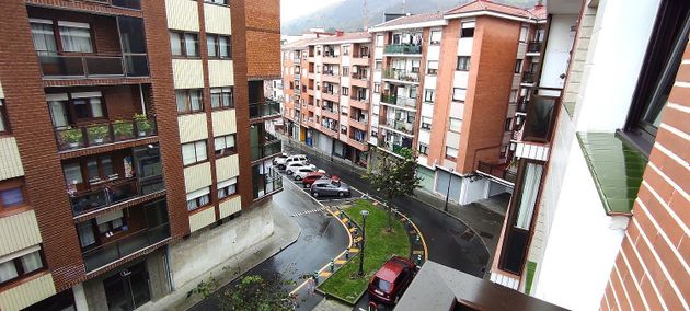 Foto 2 de Pis en venda a Valle de Trápaga-Trapagaran de 3 habitacions amb terrassa i garatge