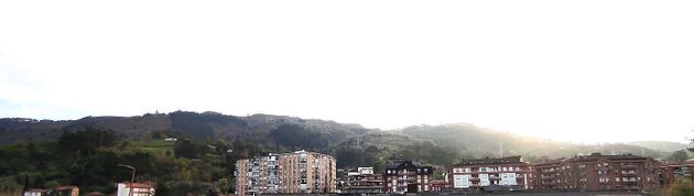 Foto 2 de Pis en venda a Valle de Trápaga-Trapagaran de 3 habitacions amb terrassa i balcó