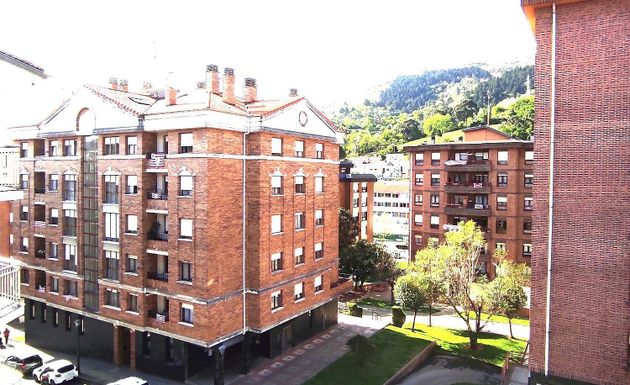 Foto 1 de Pis en venda a Valle de Trápaga-Trapagaran de 3 habitacions amb terrassa i garatge