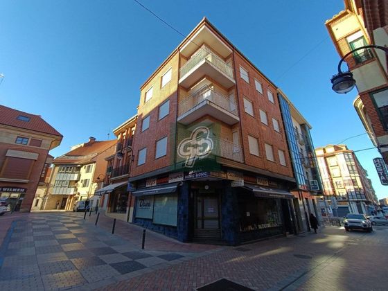 Foto 1 de Pis en venda a calle De Los Herreros de 3 habitacions amb terrassa i calefacció