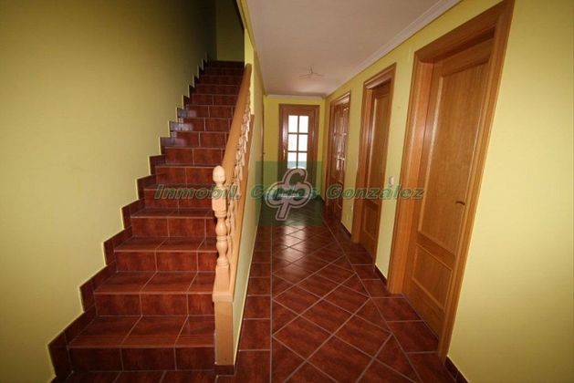 Foto 2 de Casa adossada en venda a calle Mérida de 4 habitacions amb terrassa i jardí