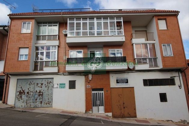 Foto 2 de Pis en venda a calle Navia de 4 habitacions amb terrassa i garatge