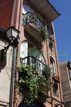 Foto 2 de Casa adossada en venda a calle Luna de 4 habitacions amb terrassa i piscina