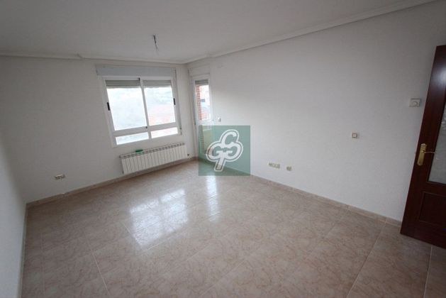Foto 2 de Pis en venda a avenida Luis Morán de 3 habitacions amb terrassa i garatge