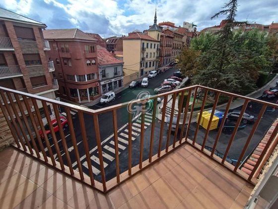 Foto 1 de Pis en venda a plaza Del Grano de 3 habitacions amb terrassa i balcó