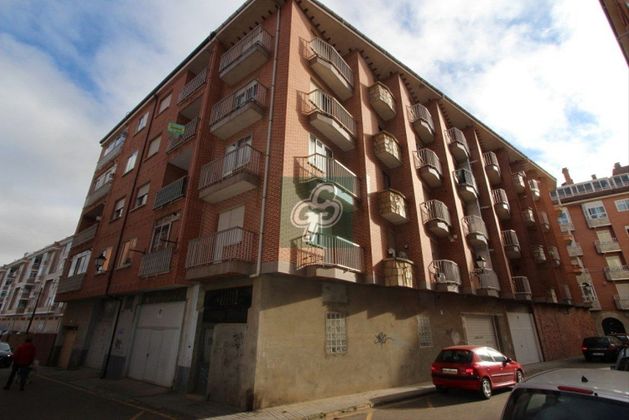 Foto 2 de Piso en venta en calle La Bañeza de 4 habitaciones con terraza y balcón