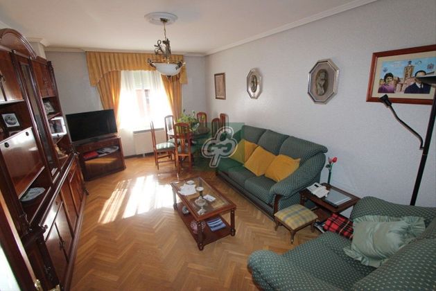 Foto 1 de Piso en venta en calle Astorga de 3 habitaciones con terraza y calefacción
