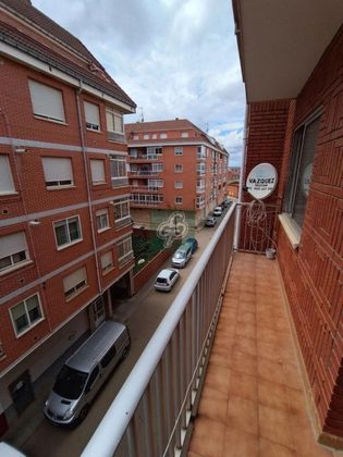 Foto 2 de Pis en venda a calle Astorga de 3 habitacions amb terrassa