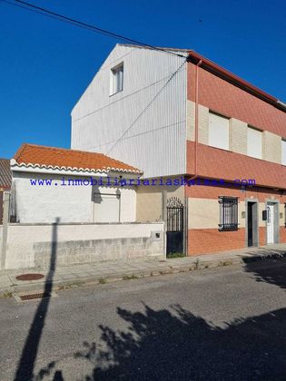 Foto 1 de Casa en venta en Ribeira de 5 habitaciones con terraza y calefacción