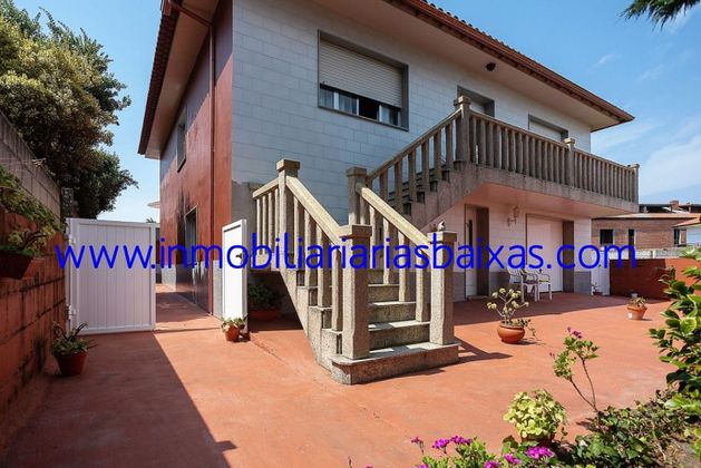 Foto 2 de Chalet en venta en Ribeira de 4 habitaciones con terraza y garaje