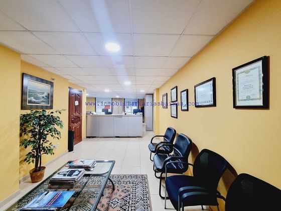 Foto 1 de Oficina en venta en Ribeira con terraza y ascensor