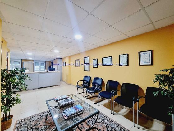 Foto 2 de Oficina en venta en Ribeira con terraza y ascensor