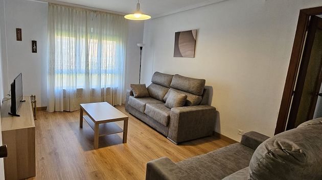 Foto 1 de Piso en alquiler en calle Juan Escalante de Mendoza de 3 habitaciones con muebles y calefacción