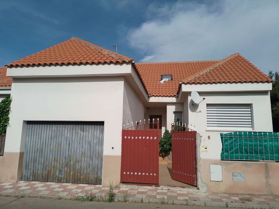 Foto 1 de Casa adossada en venda a calle Clavel de 3 habitacions amb terrassa i garatge