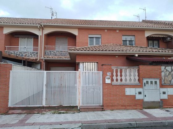 Foto 1 de Casa adossada en venda a calle Doctor Marañón de 4 habitacions amb terrassa i jardí