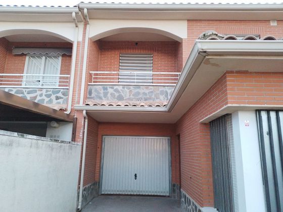 Foto 2 de Casa adossada en venda a calle Doctor Marañón de 4 habitacions amb terrassa i jardí