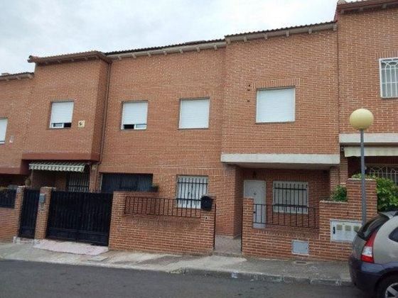 Foto 1 de Casa adossada en venda a calle Granada de 6 habitacions amb terrassa i garatge