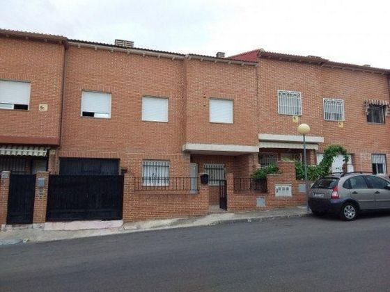 Foto 2 de Casa adossada en venda a calle Granada de 6 habitacions amb terrassa i garatge
