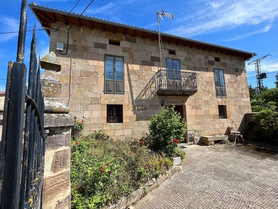Foto 2 de Casa en venda a calle Ebro de 5 habitacions amb jardí i balcó