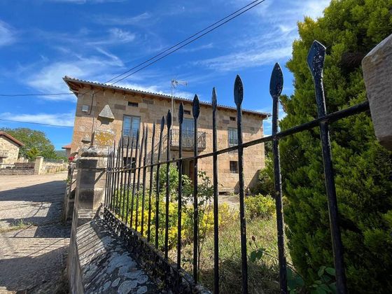 Foto 1 de Casa en venda a calle Ebro de 5 habitacions amb jardí i balcó