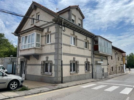 Foto 1 de Casa en venda a calle Barcenilla de 4 habitacions amb garatge i balcó