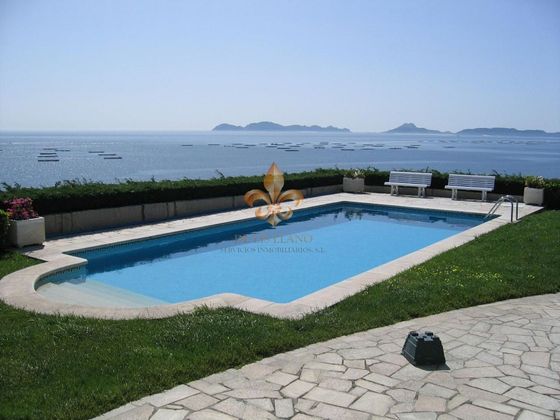 Foto 2 de Venta de chalet en Cangas de 7 habitaciones con terraza y piscina
