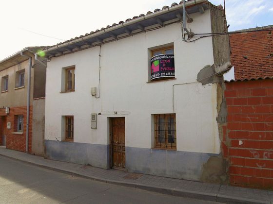 Foto 1 de Venta de casa en Valencia de Don Juan de 2 habitaciones con jardín